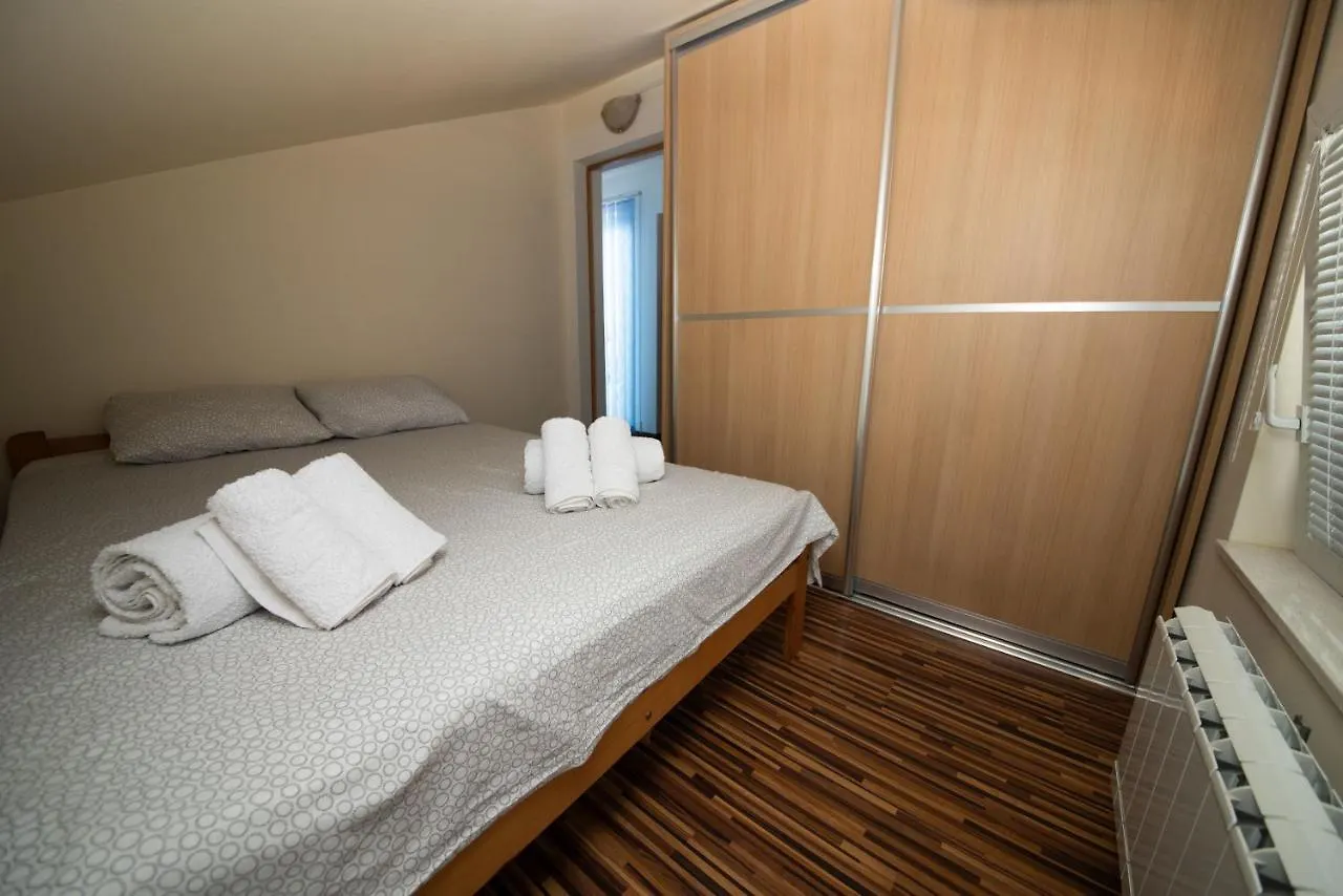 Apartments Karina By El-Pi Tours Njivice
