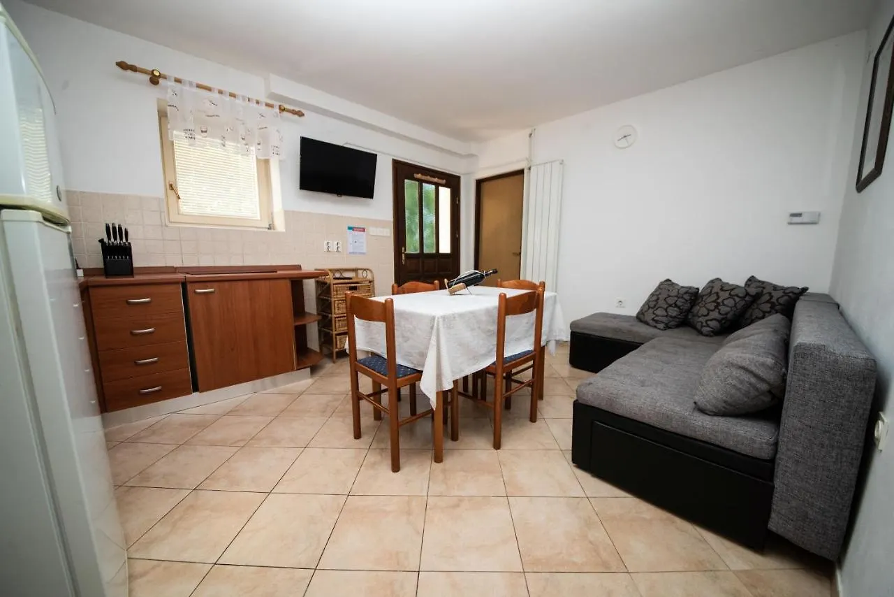 Apartments Karina By El-Pi Tours Njivice 0*,