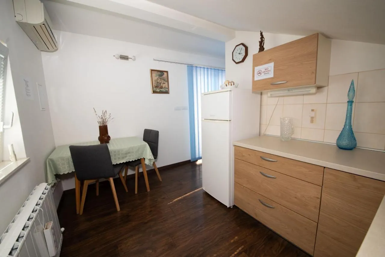 Apartments Karina By El-Pi Tours Njivice