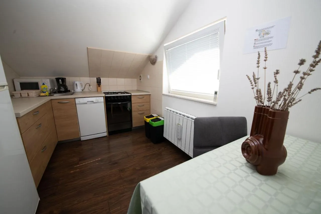 Apartments Karina By El-Pi Tours Njivice